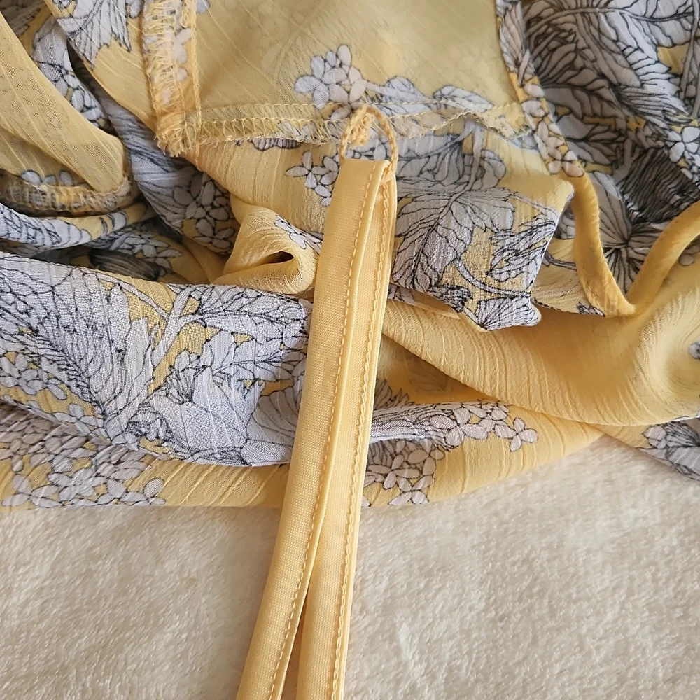Liz Claborne Medium Yellow and Gray Floral Blouse with a Shell Lining - Picture 7 of 9
